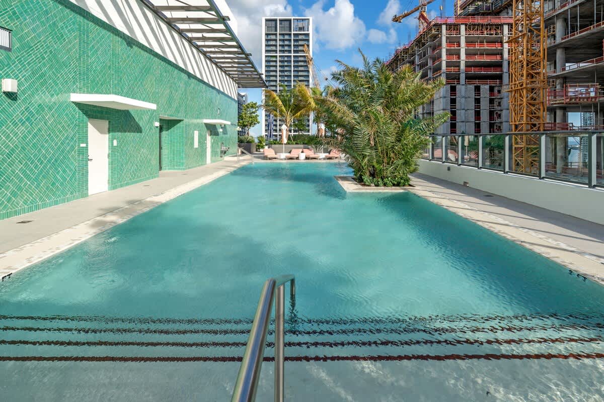 The Crosby Luxury Studio w Balcony & Rooftop Pool