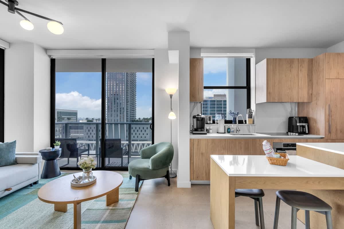 Corner Suite 2BR/2BA Skyline Views + Rooftop Pool