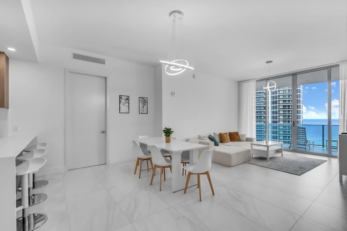 Chic OceanView 2 Bedroom with Free Parking, Pool, Jacuzzi