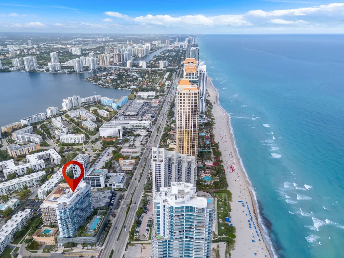 Chic OceanView 2 Bedroom with Free Parking, Pool, Jacuzzi