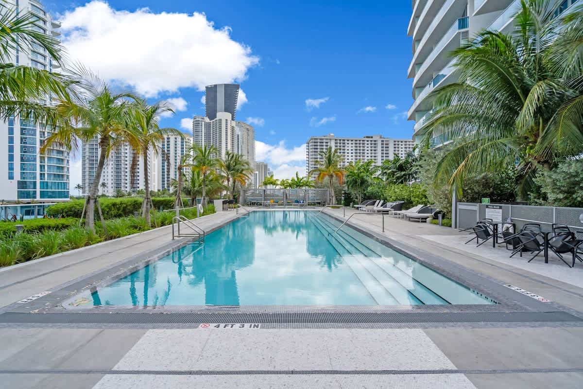 Chic OceanView 2 Bedroom with Free Parking, Pool, Jacuzzi