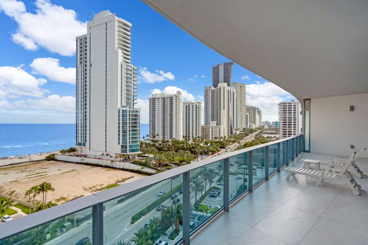 Chic OceanView 2 Bedroom with Free Parking, Pool, Jacuzzi