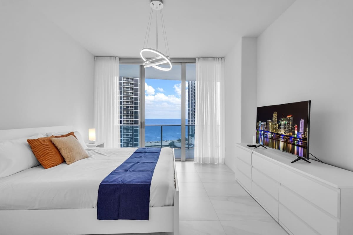 Chic OceanView 2 Bedroom with Free Parking, Pool, Jacuzzi