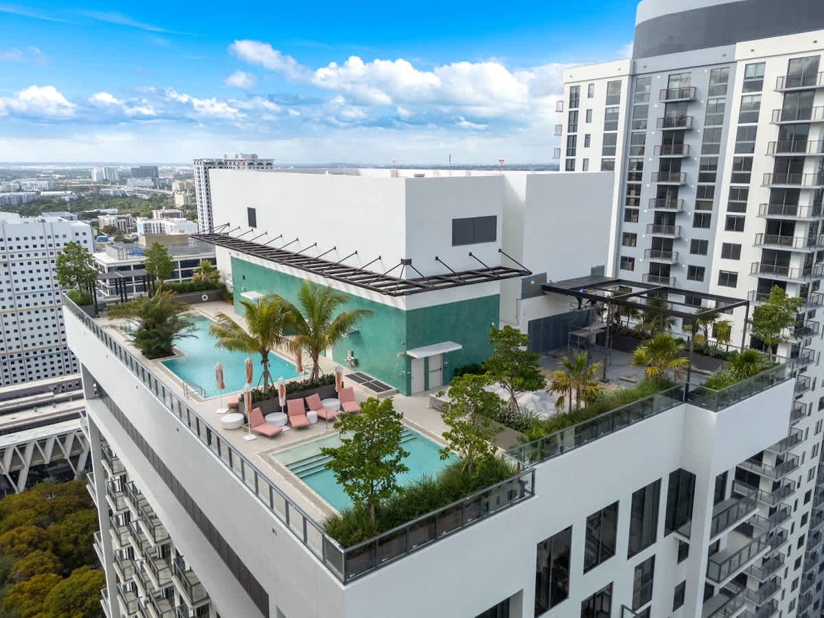 2BR Corner Suite MIA,  Wrap Balcony, Rooftop Pool