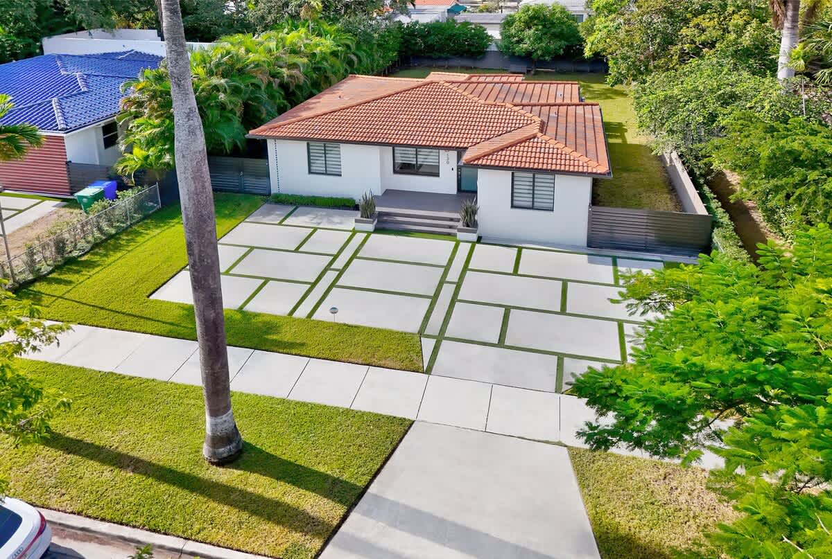 Modern Villa Huge Backyard 6 minutes to the Ocean