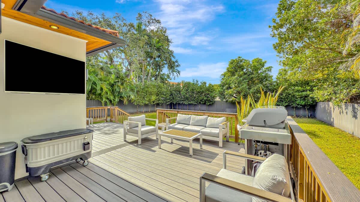 Modern Villa Huge Backyard 6 minutes to the Ocean