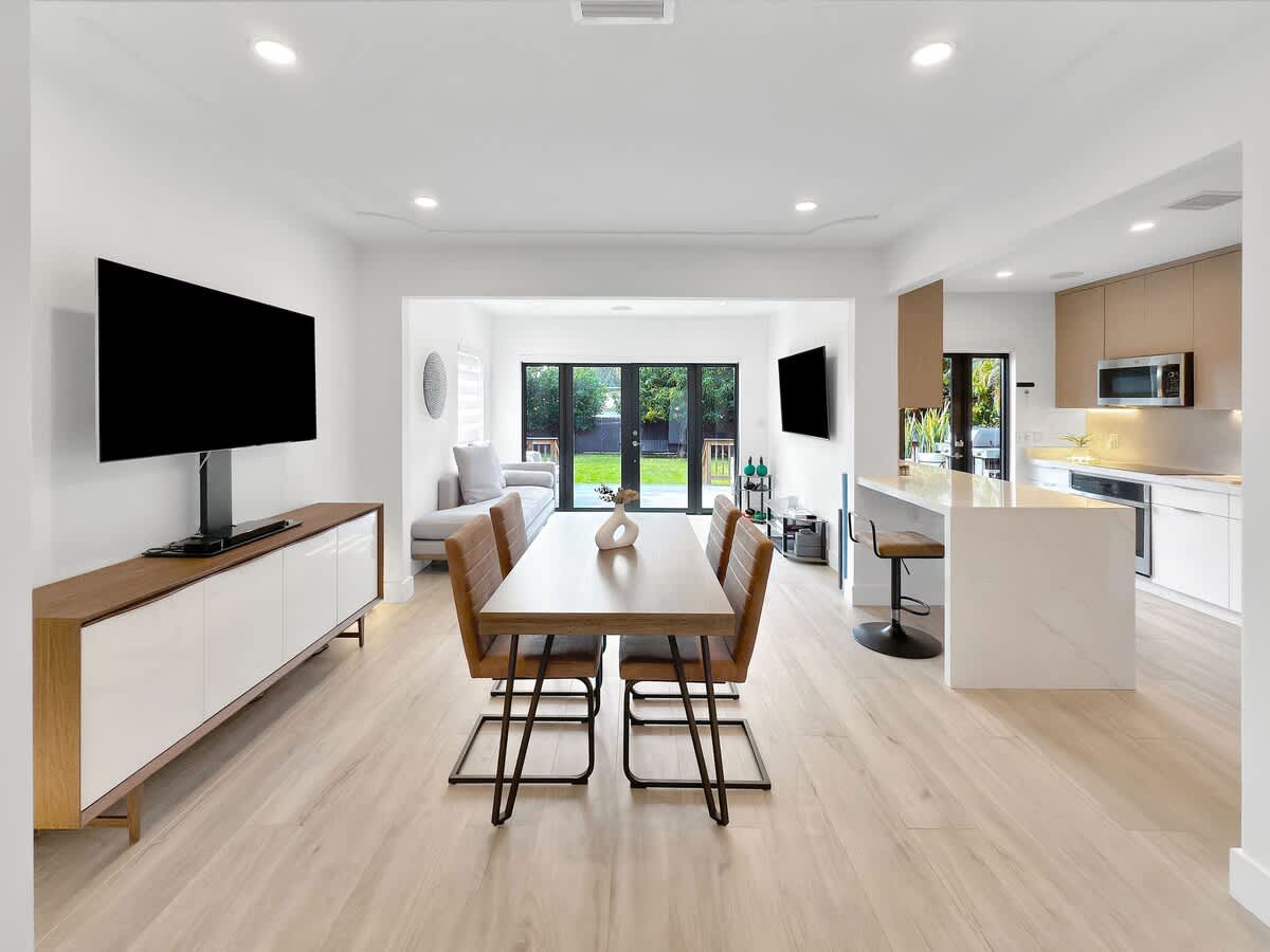 Modern Villa Huge Backyard 6 minutes to the Ocean