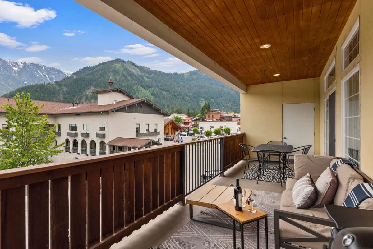 Exclusive riverfront, 2BR, 5 guests, BBQ deck