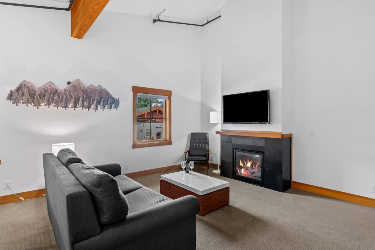 Exclusive suite: fireplace, downtown access | Photo 3