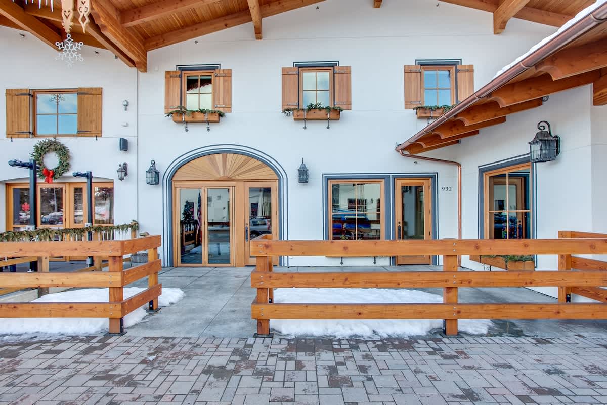 Exclusive suite: fireplace, downtown access