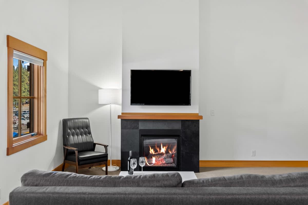 Exclusive suite: fireplace, downtown access | Photo 2