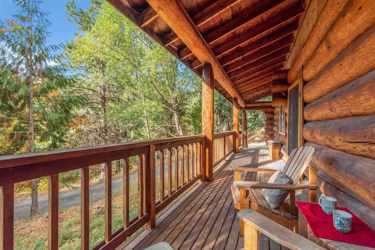 Secluded cabin with private hot tub & views