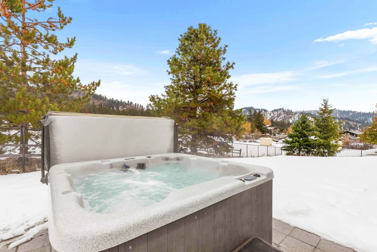 Hot tub retreat with panoramic mountain views | Photo 3