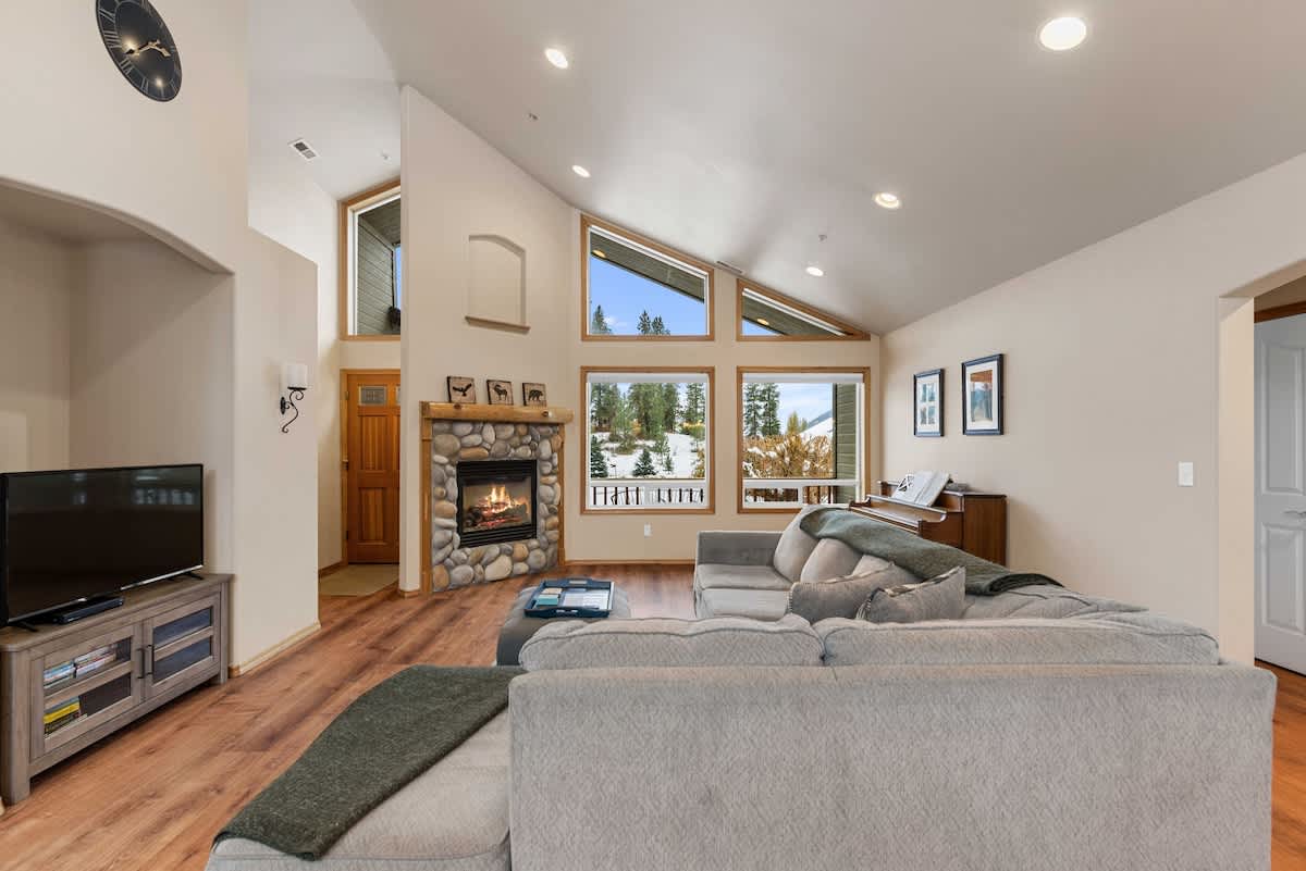 Hot tub retreat with panoramic mountain views | Photo 2