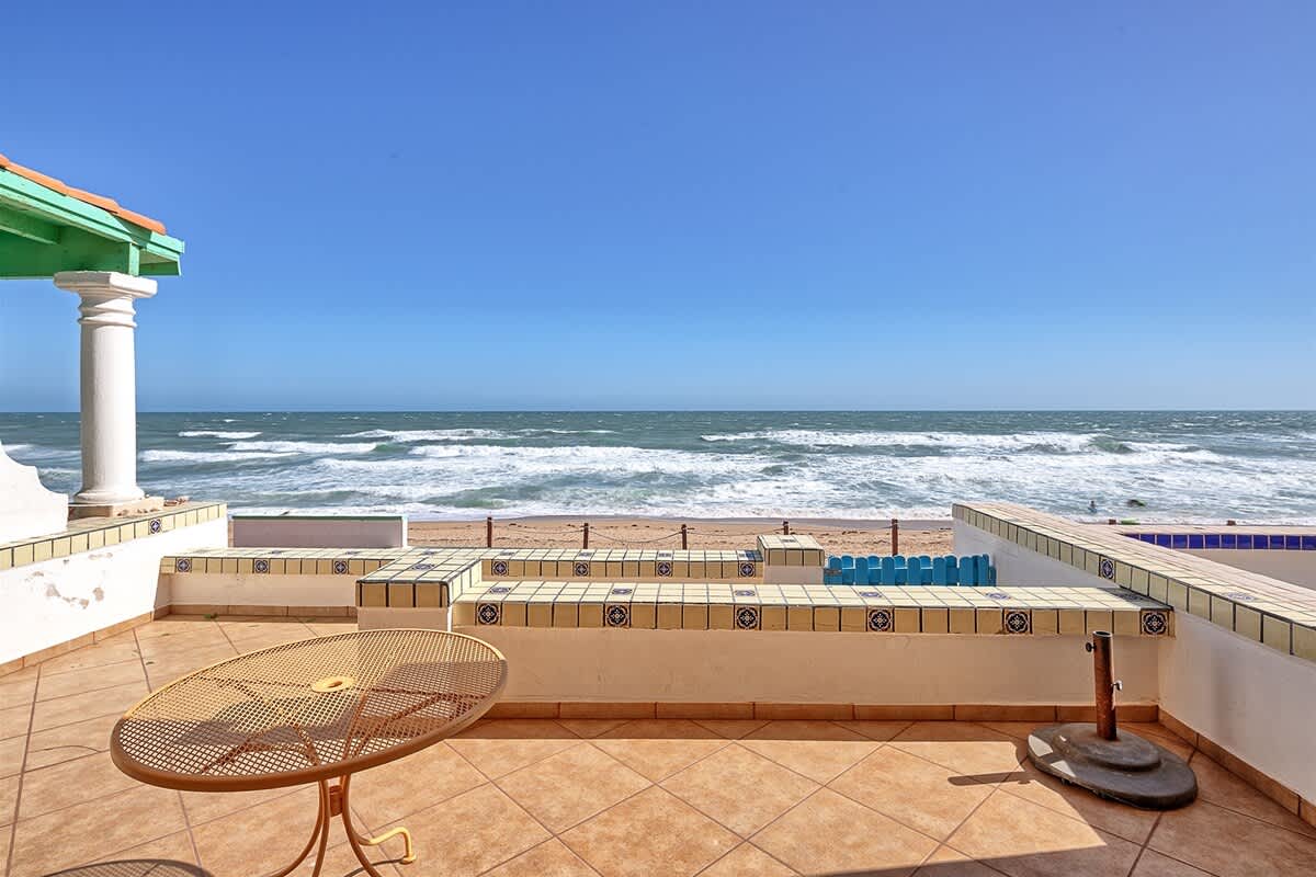 Limpio y Cómodo Condo Frente al Mar | Olas II 10