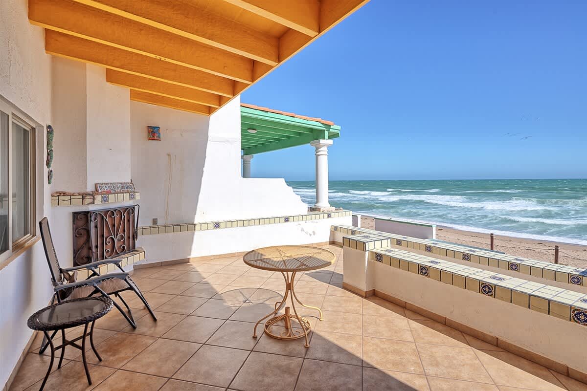 Limpio y Cómodo Condo Frente al Mar | Olas II 10