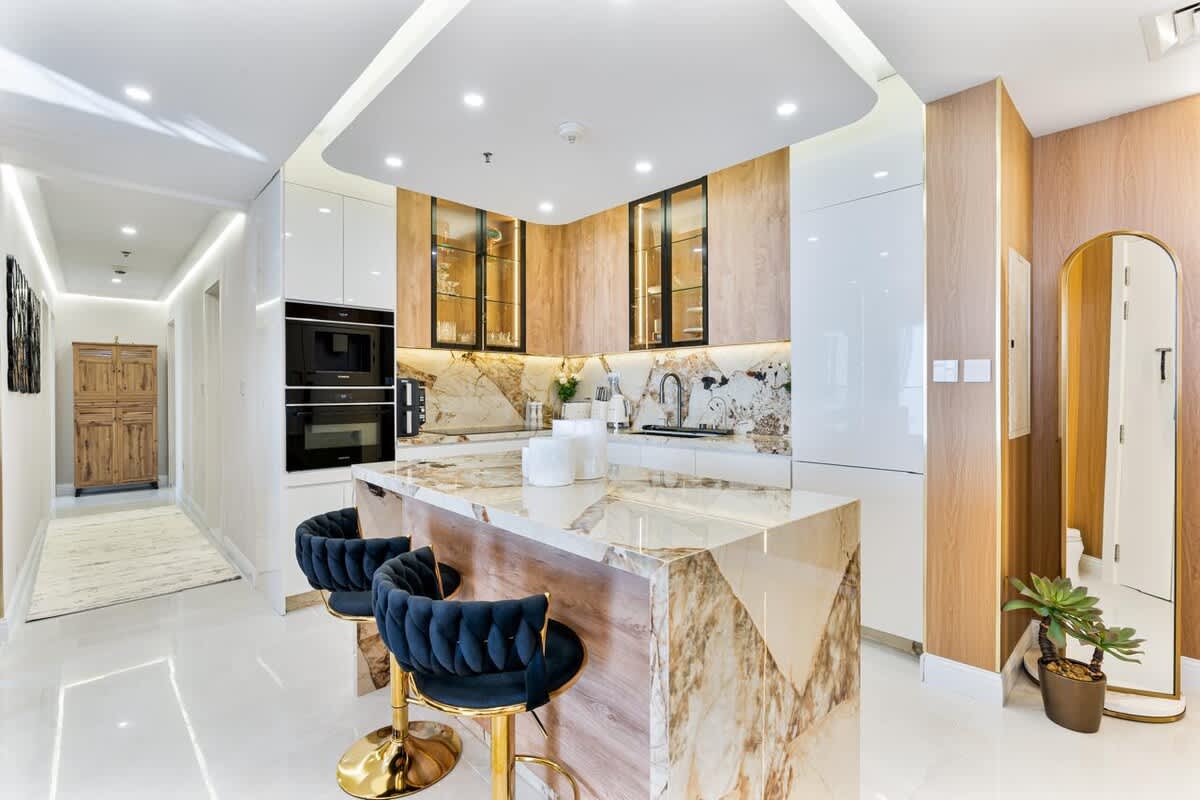 https://assets.guesty.com/image/upload/t_default_thumb/listing_images_s3/production/property-photos/37fa8cd4076bd5909a1324d85fe2668166d799d955c18ac3/6915c742b1941900417aa076/5a9bec72-c0a6-4d-FHyiu