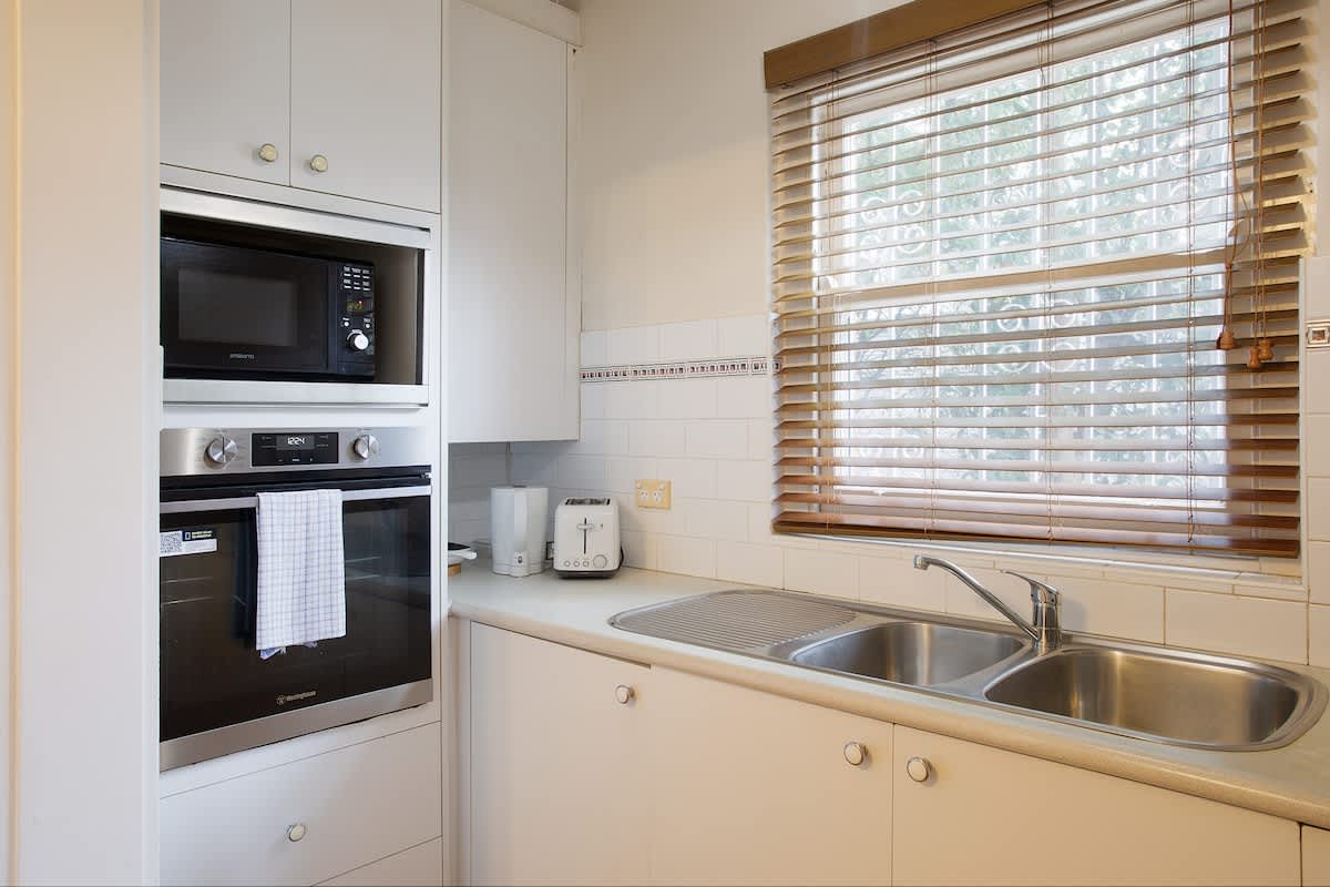 Stylish 1BR in Exclusive Vaucluse Near Shops & CBD - Photo 19