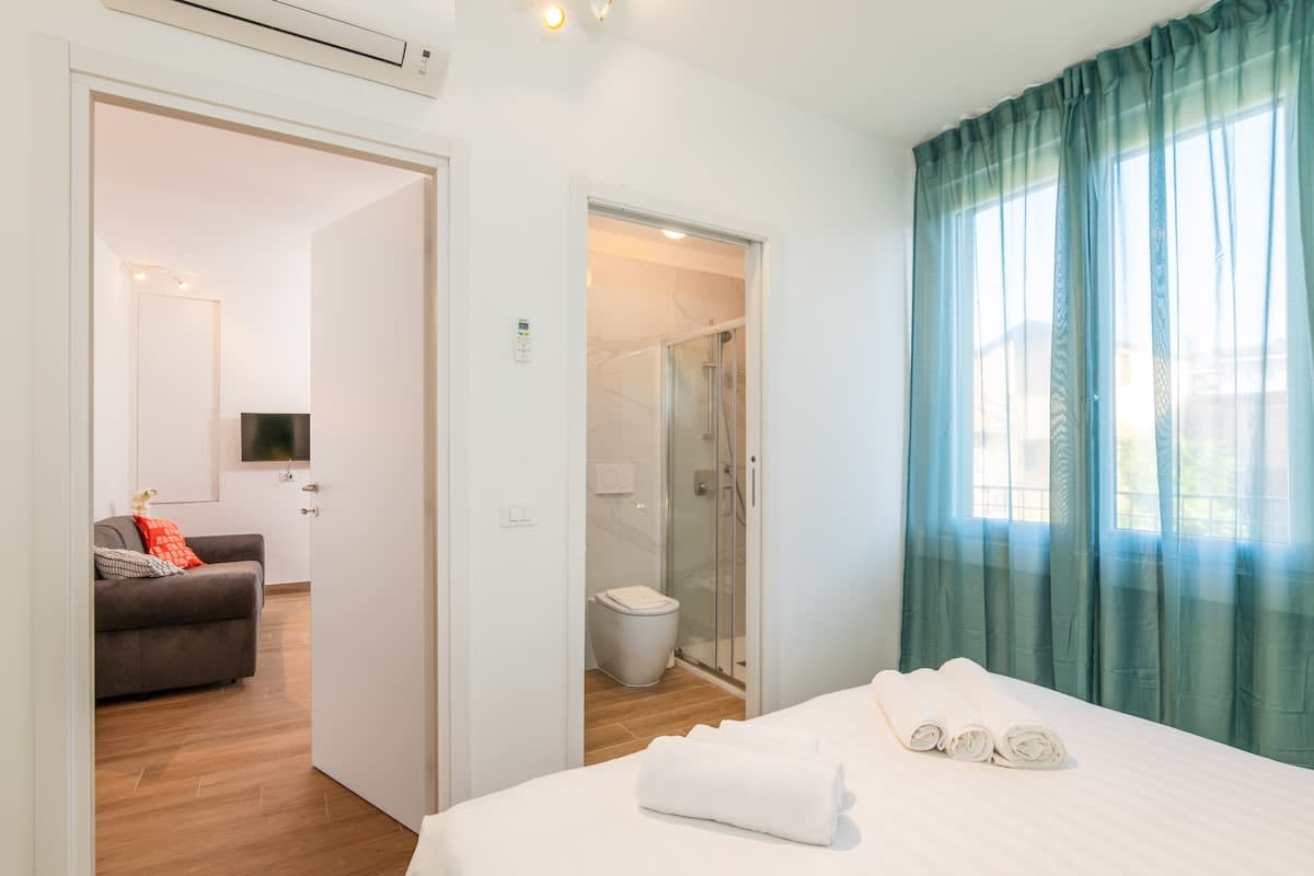 Peace and comfort just steps away from the M1 Metro.