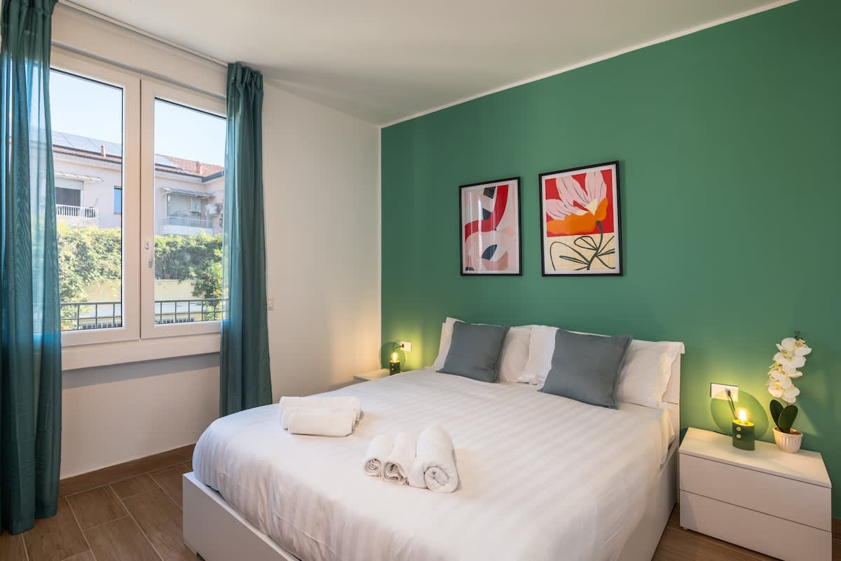 Peace and comfort just steps away from the M1 Metro.