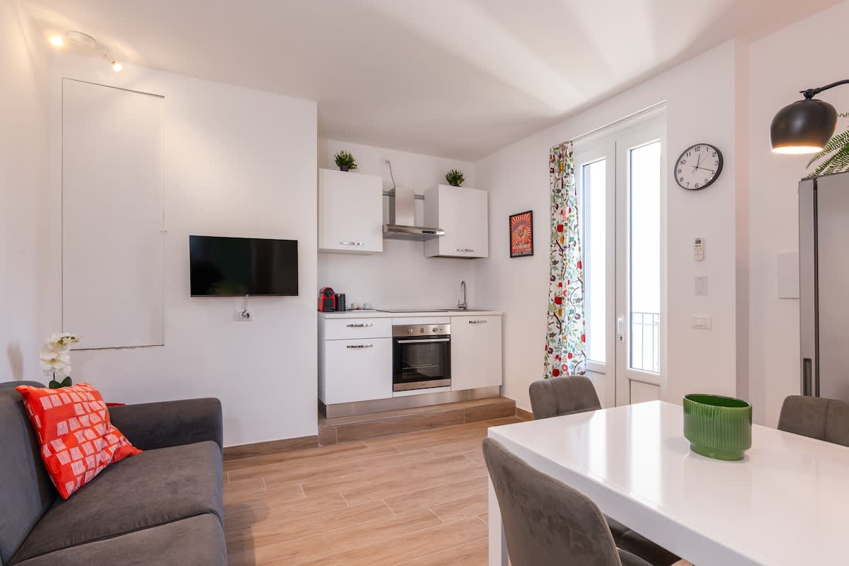 Peace and comfort just steps away from the M1 Metro.