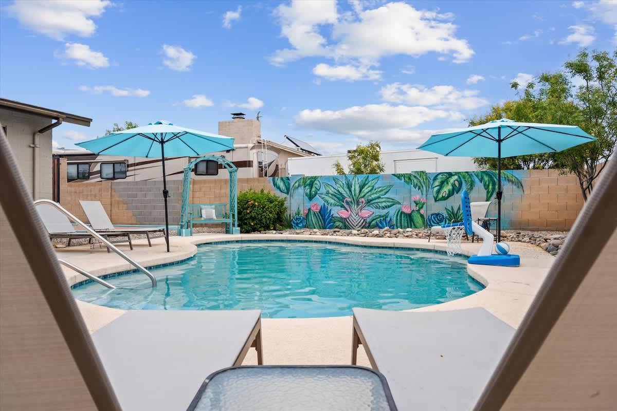 Scottsdale oasis: Private pool, sleeps 16