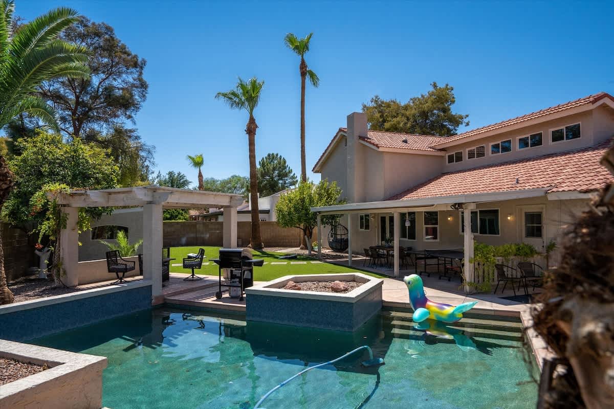 6BR retreat: Pool, casita, sleeps 15