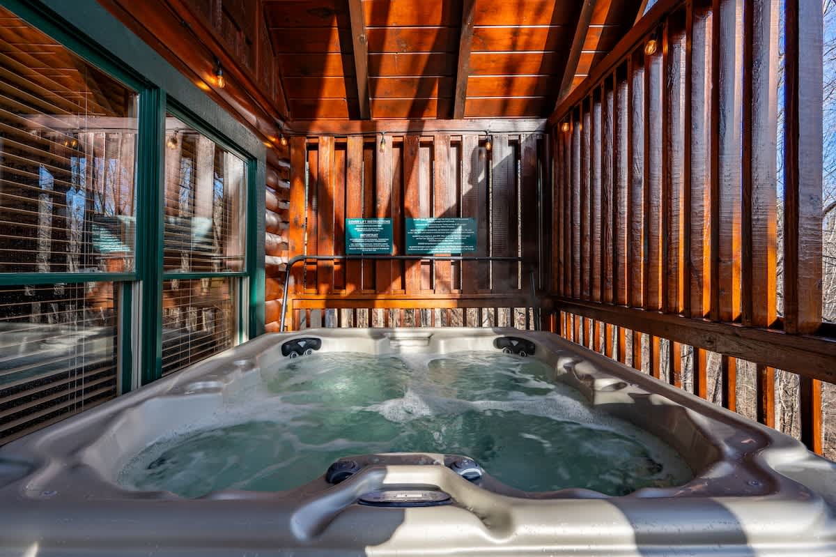 BRAND NEW Hot tub!  Seats 7!