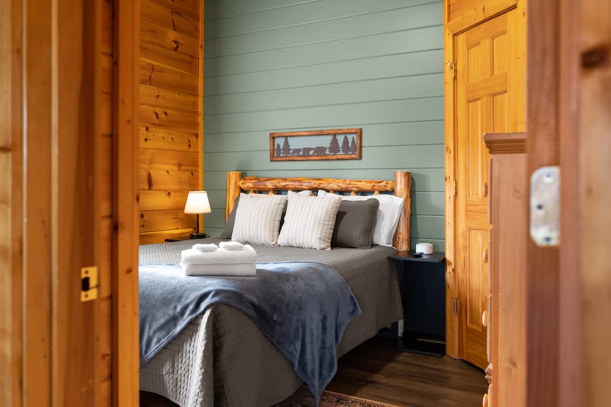 Lower Level left bedroom (Queen)