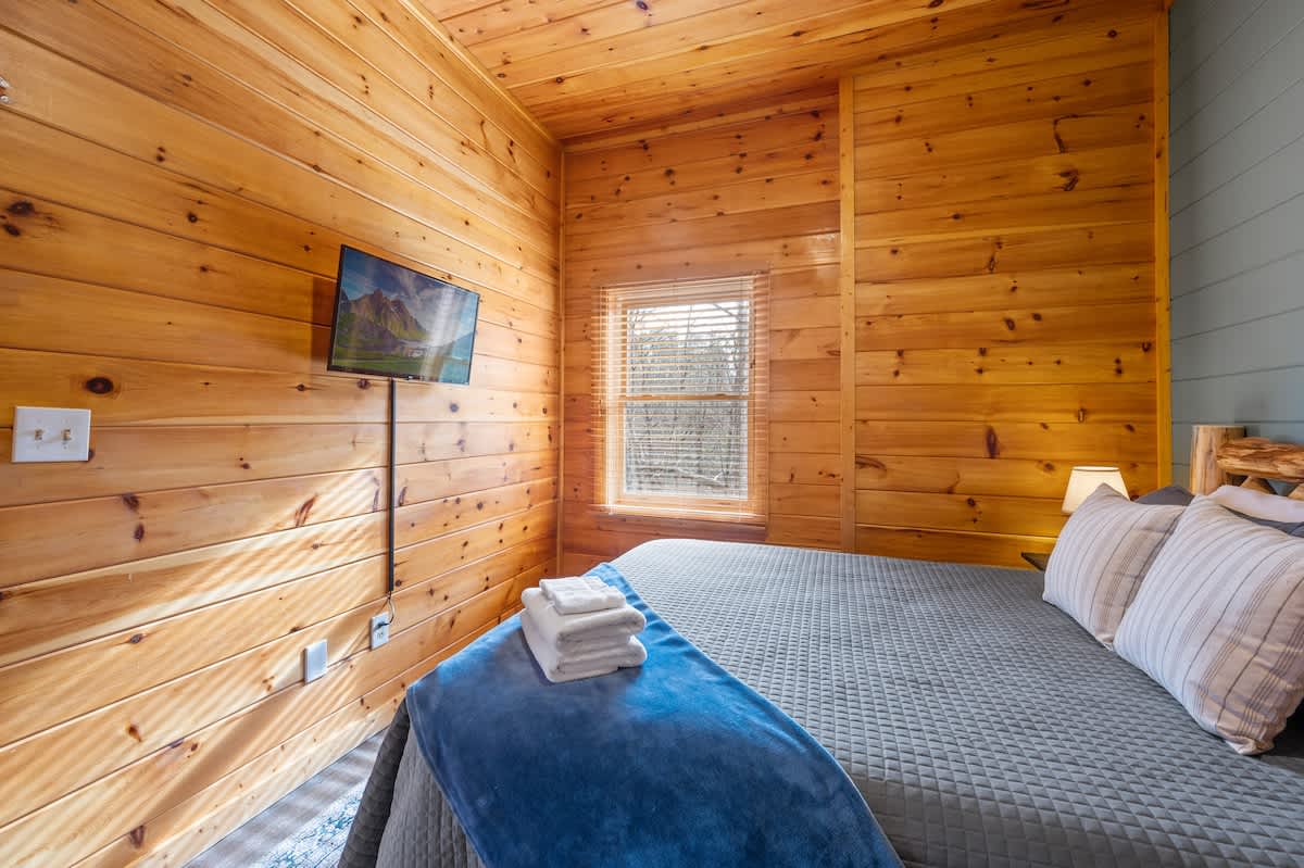 Lower Level left bedroom (Queen)