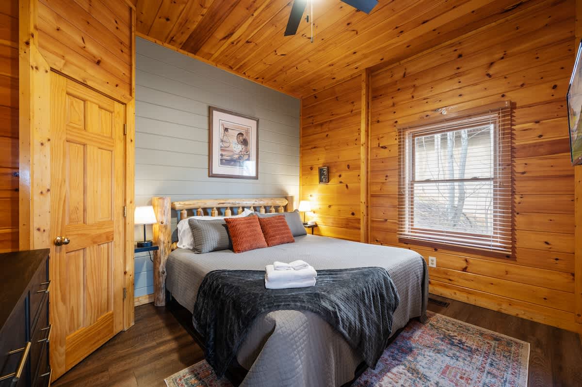 Lower level right bedroom (King)