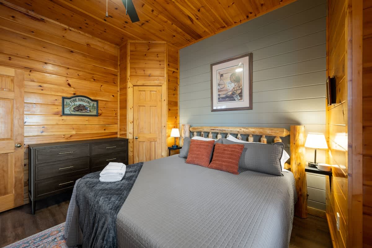 Lower level right bedroom (King)