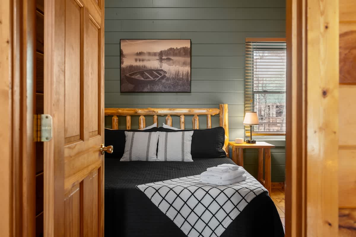 Primary bedroom (King)