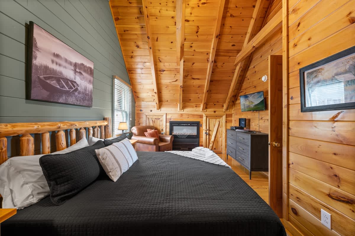 Primary bedroom (King)