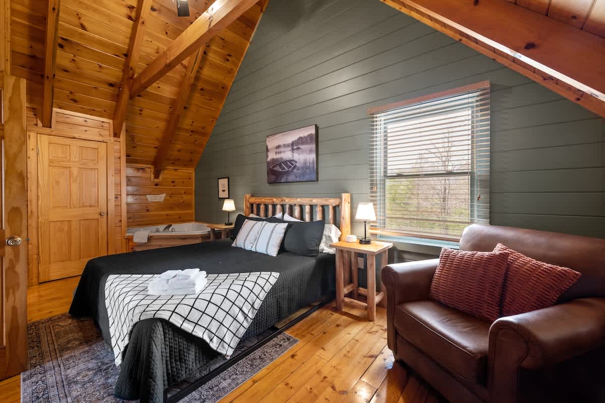 Primary bedroom (King)