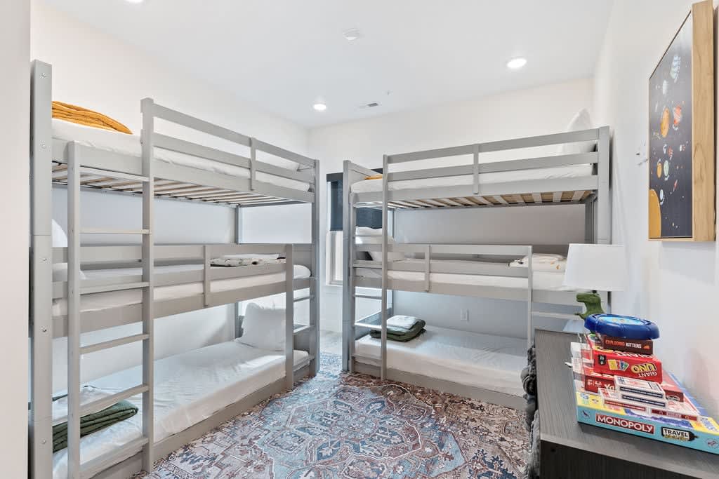 Kids Bunk Room - Sleeps 6!