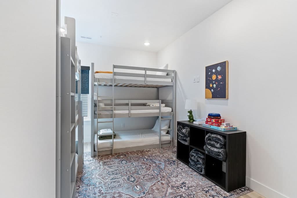 Kids Bunk Room - Sleeps 6!
