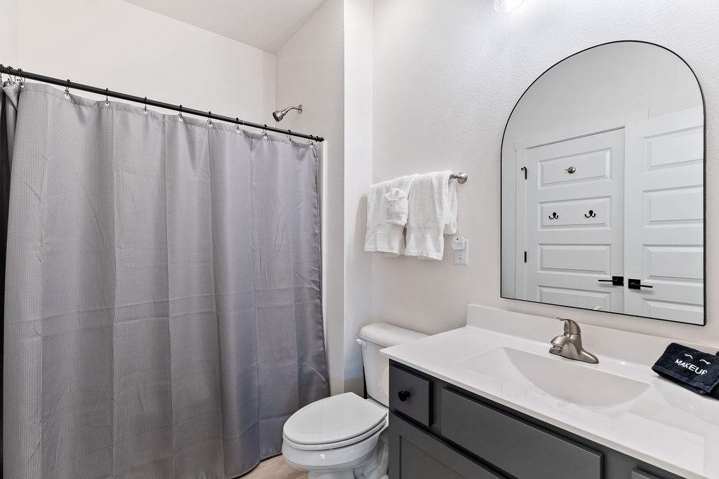 Kids Bathroom (BATHTUB!)