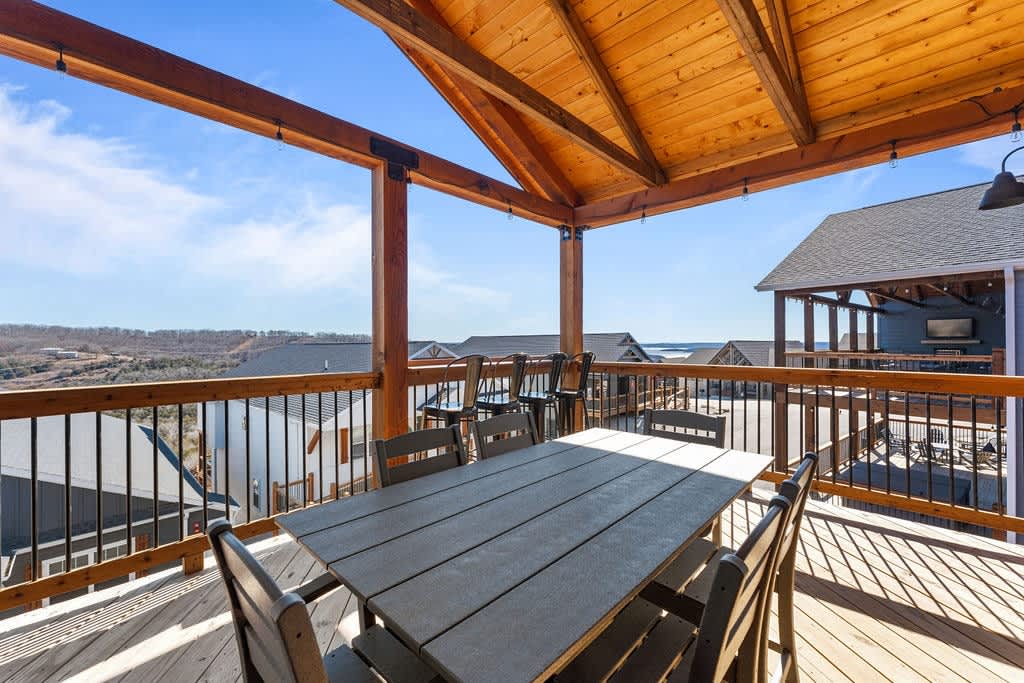 Outdoor dining area - great for playing games on the deck!