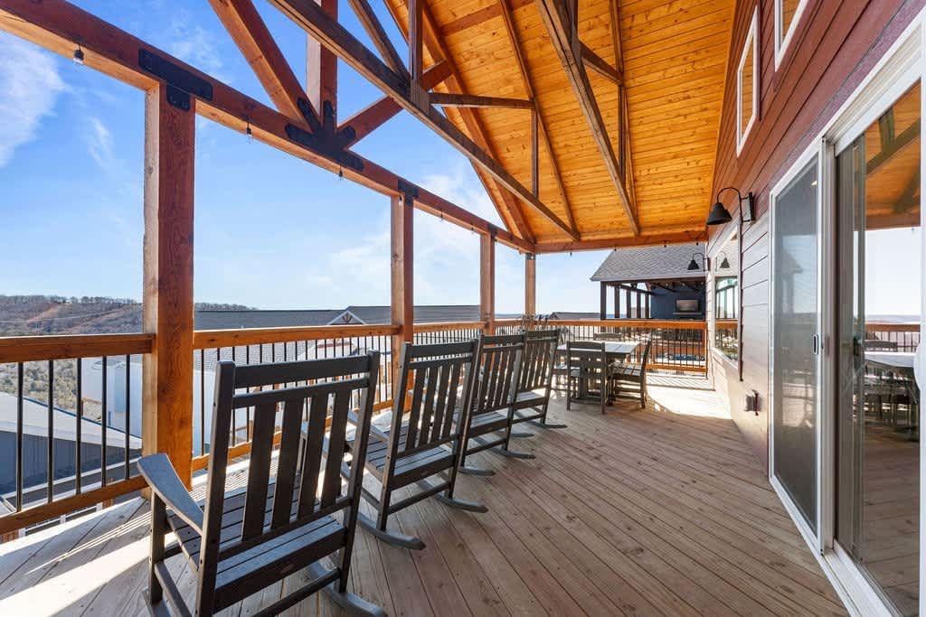 Main Level Deck - Seating & Drink Rail (Daytime View)