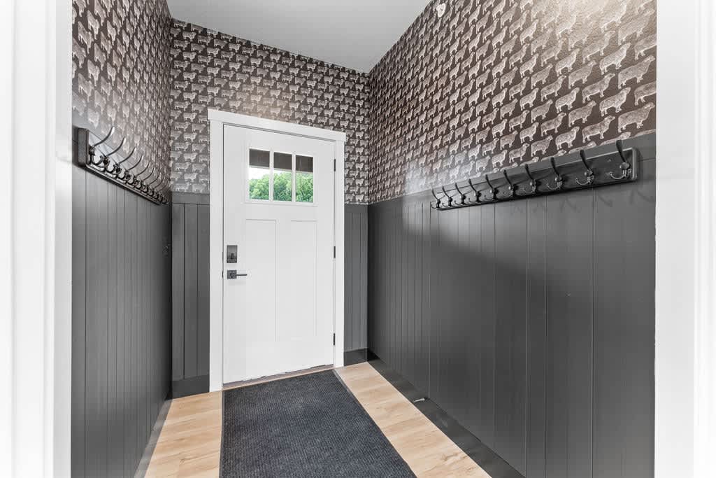 Sheep on sheep on sheep.  Earl knows how to decorate his place!