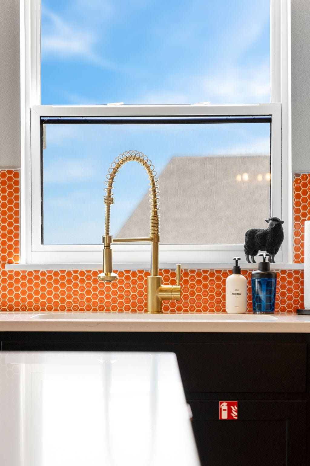 ...sometimes I just feel like I stick out...

By the way look at that GORGEOUS kitchen faucet!  My design taste is fiiiiiiine