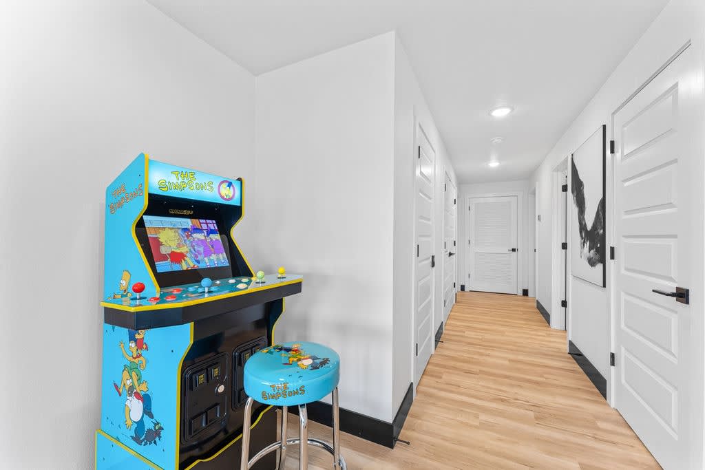 Retro Simpsons arcade game, including Simpsons Bowling!  Up to four players.