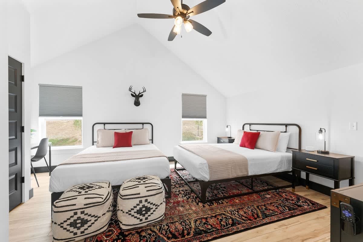 Loft bedroom (double queen), with desk