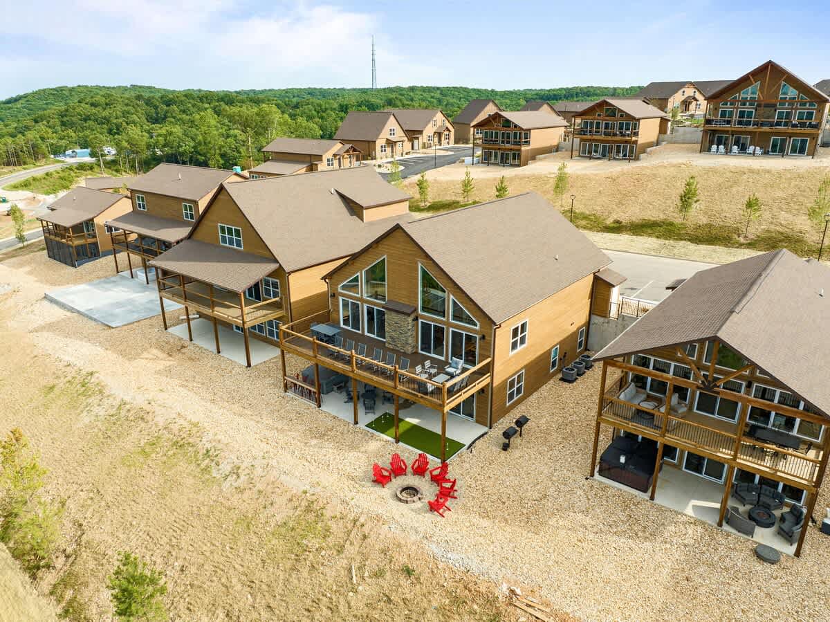 The lodge is optimally placed right between the two pool areas in the development - it's an easy walk to either one!