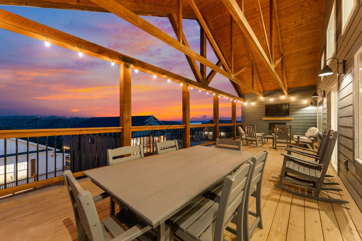 Upper Deck - Outdoor TV, Fireplace, Dining Table
