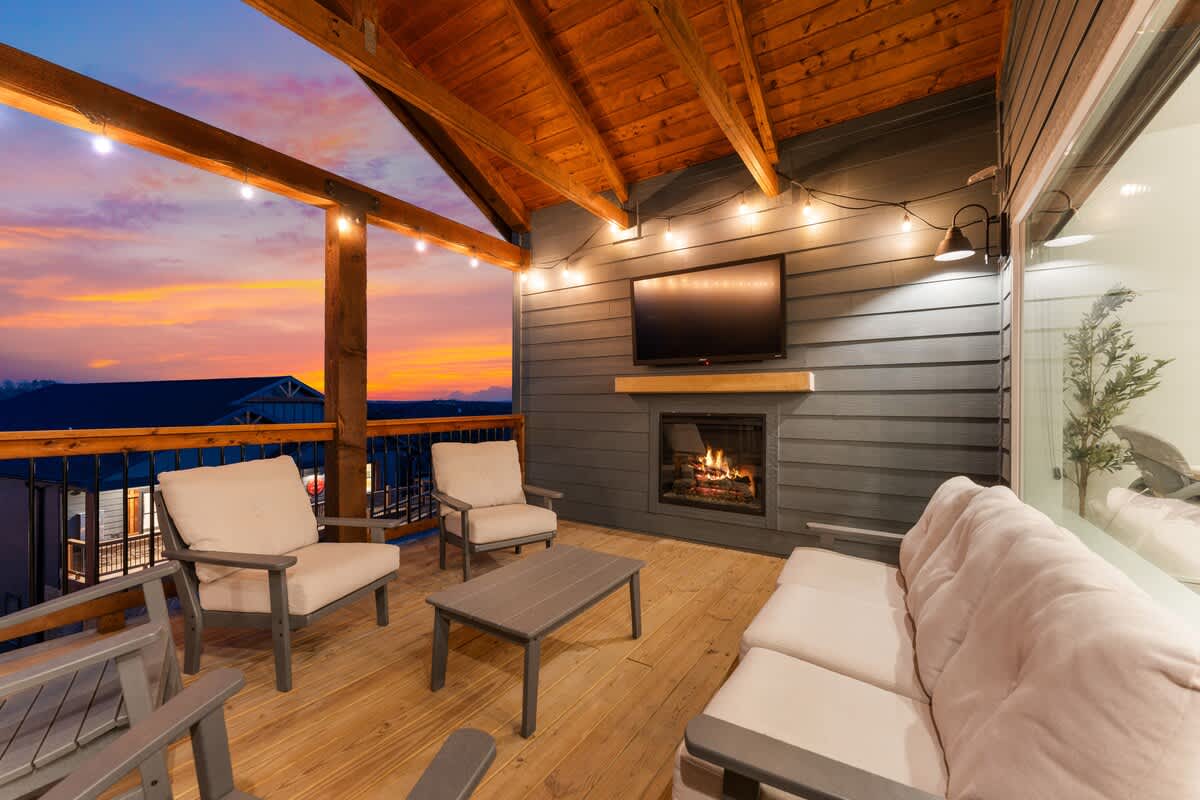 Upper Deck - Outdoor TV, Fireplace, Dining Table