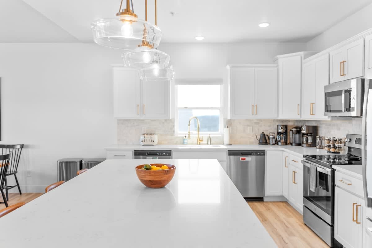 Stylish Kitchen with all of the cookware you will need are provided 