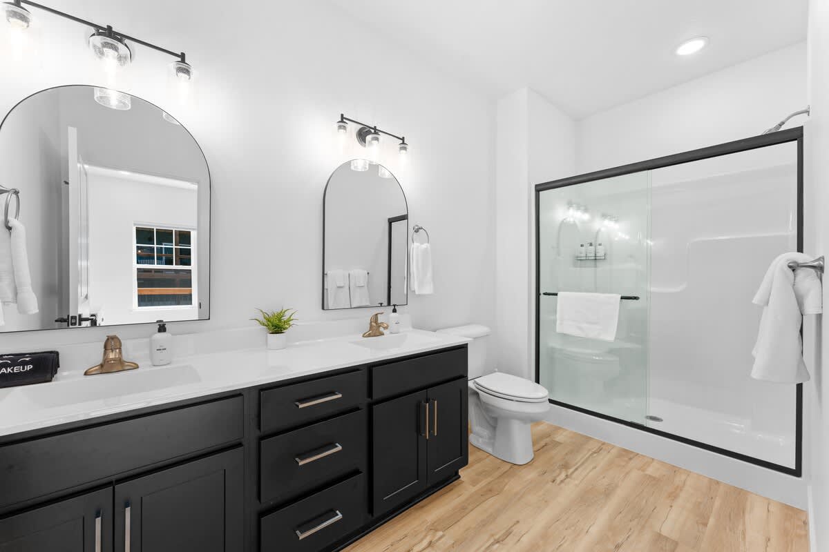 Ensuite Jr Primary bathroom