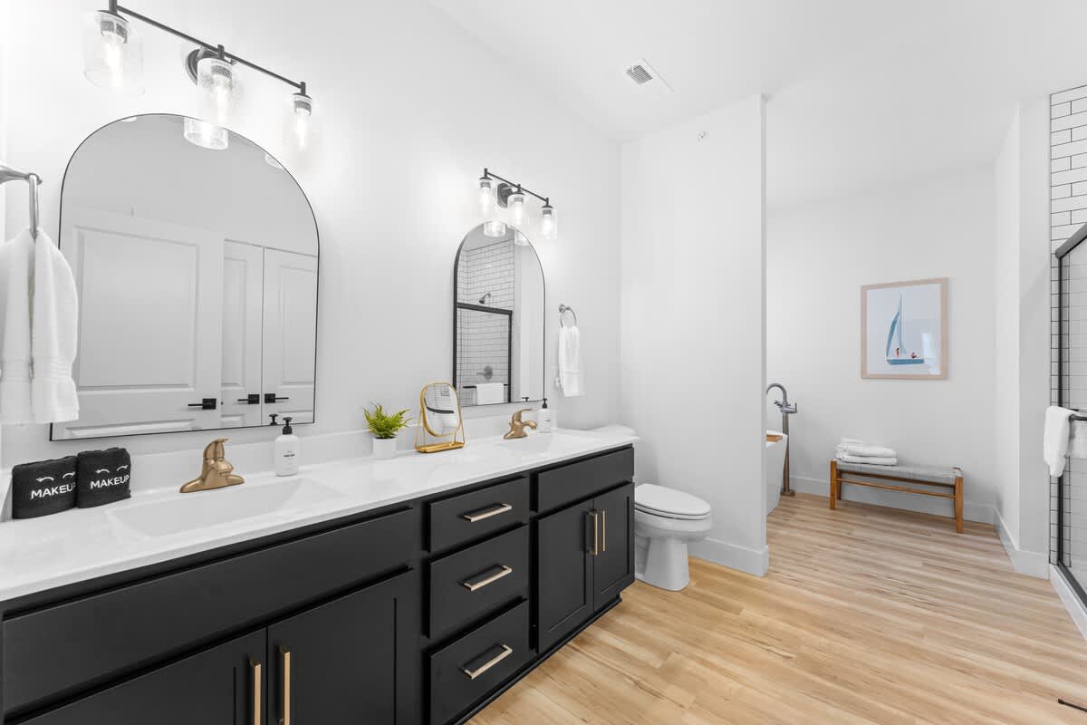 Ensuite Primary Bathroom